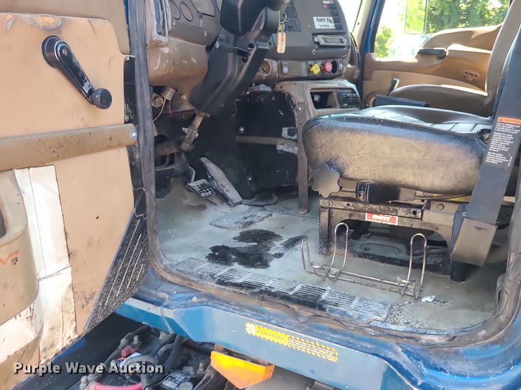 image for item MG9610 2002 Mack CV713  semi truck