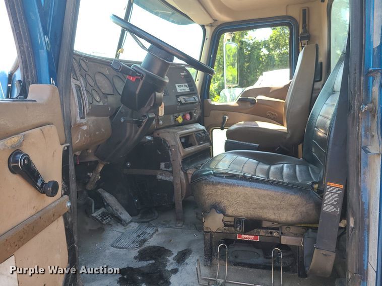 image for item MG9610 2002 Mack CV713  semi truck