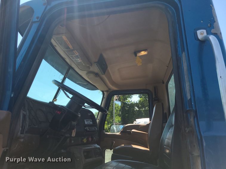 image for item MG9610 2002 Mack CV713  semi truck