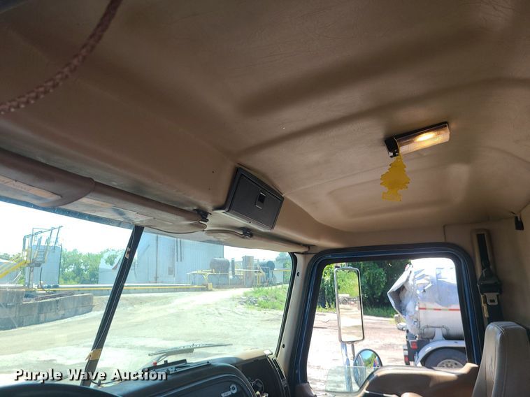 image for item MG9610 2002 Mack CV713  semi truck