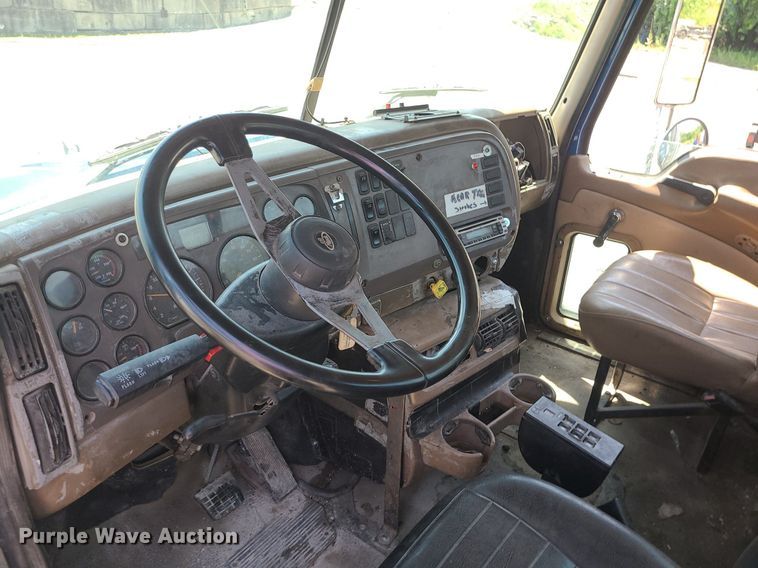 image for item MG9610 2002 Mack CV713  semi truck