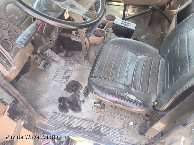 image for item MG9610 2002 Mack CV713  semi truck