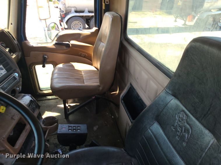 image for item MG9610 2002 Mack CV713  semi truck