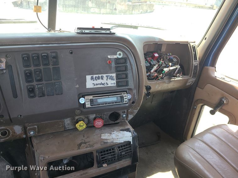 image for item MG9610 2002 Mack CV713  semi truck