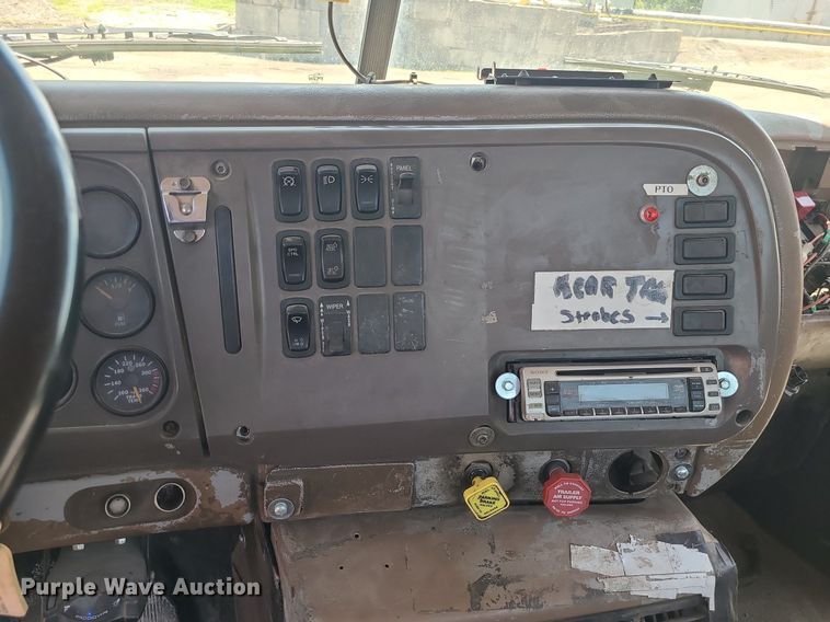 image for item MG9610 2002 Mack CV713  semi truck