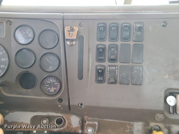 image for item MG9610 2002 Mack CV713  semi truck