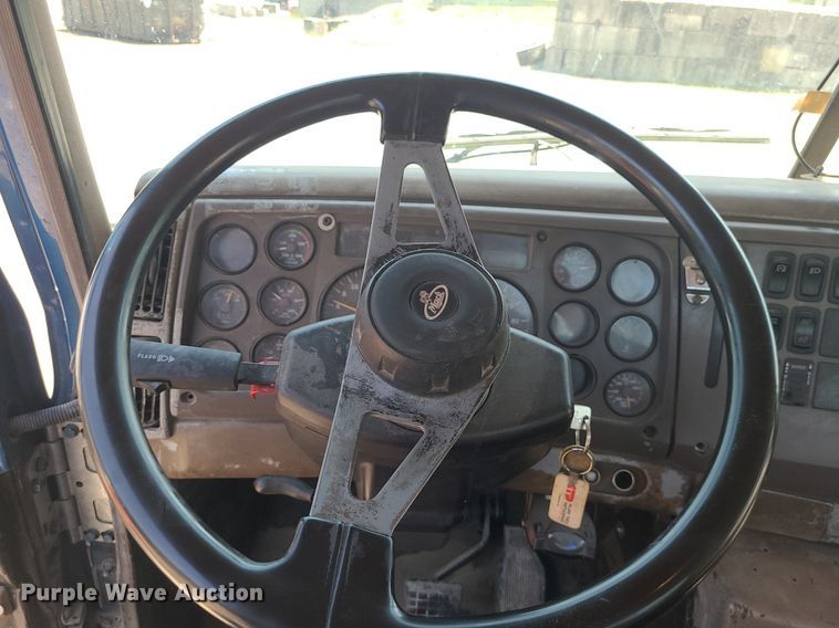 image for item MG9610 2002 Mack CV713  semi truck