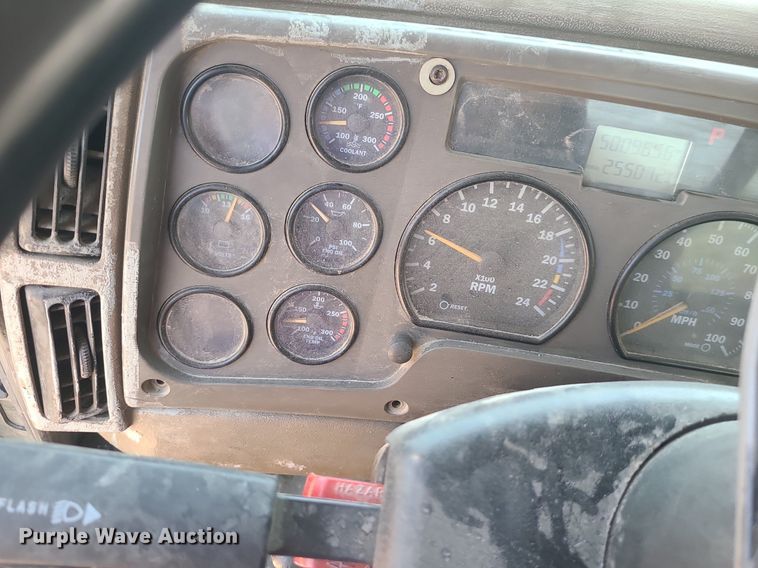 image for item MG9610 2002 Mack CV713  semi truck