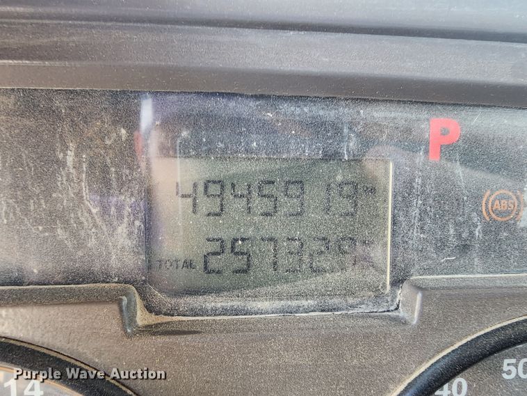 image for item MG9610 2002 Mack CV713  semi truck