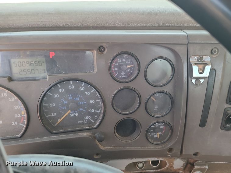 image for item MG9610 2002 Mack CV713  semi truck