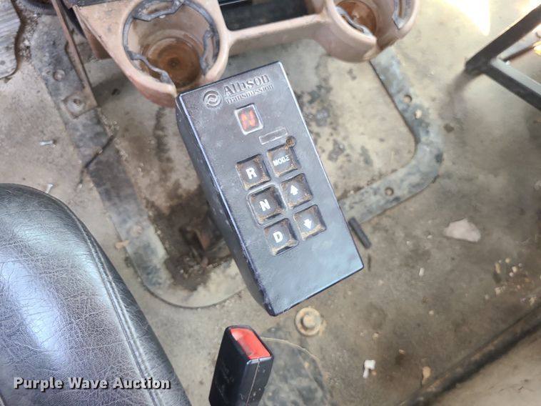 image for item MG9610 2002 Mack CV713  semi truck