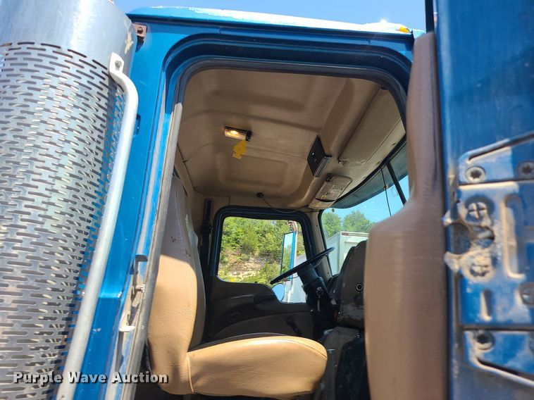 image for item MG9610 2002 Mack CV713  semi truck