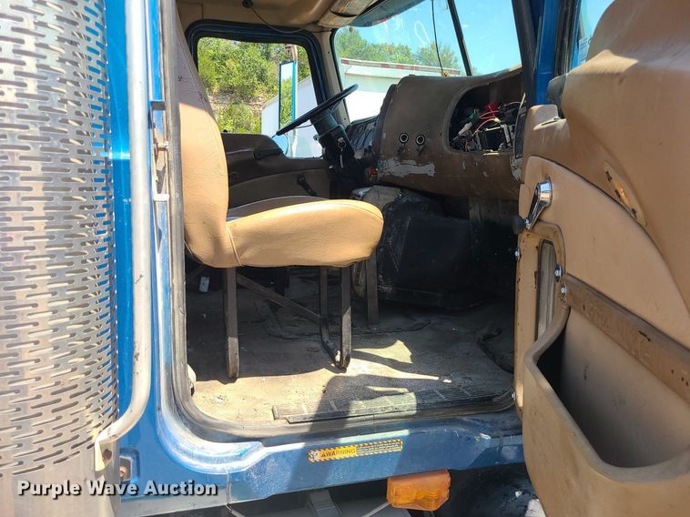 image for item MG9610 2002 Mack CV713  semi truck