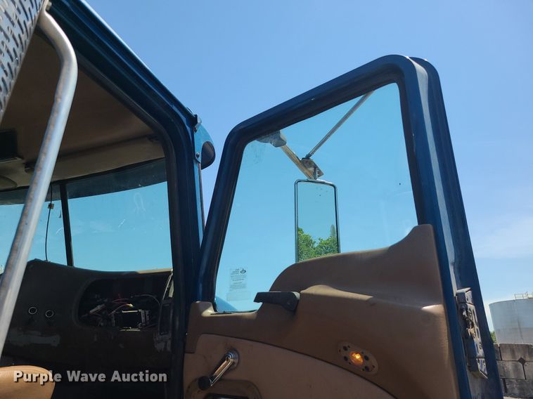 image for item MG9610 2002 Mack CV713  semi truck