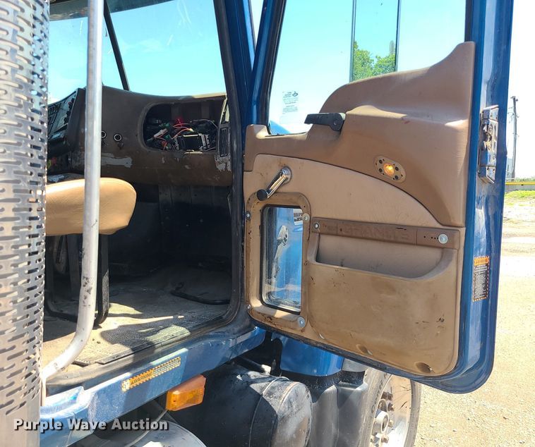 image for item MG9610 2002 Mack CV713  semi truck