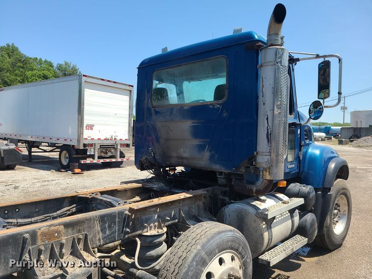 image for item MG9610 2002 Mack CV713  semi truck