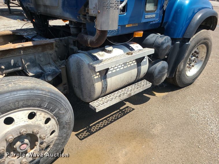 image for item MG9610 2002 Mack CV713  semi truck