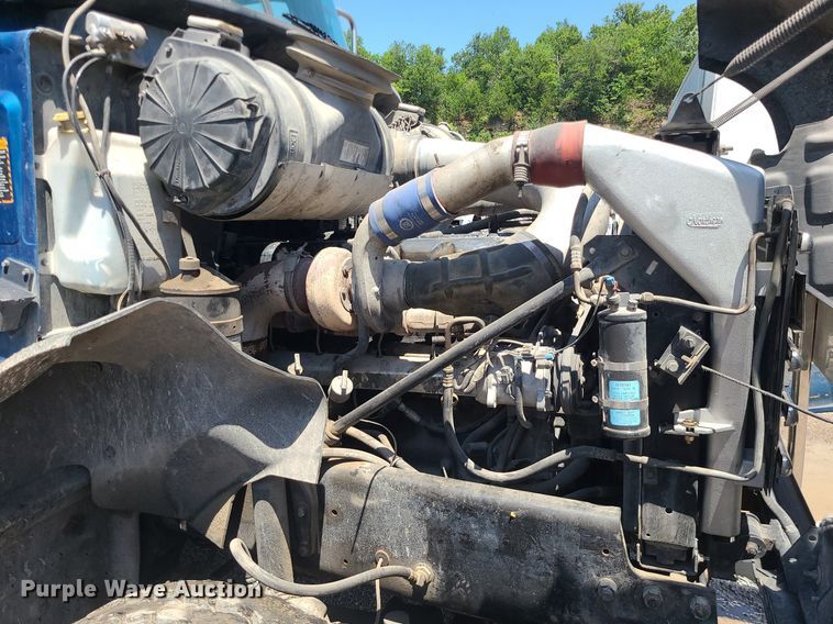 image for item MG9610 2002 Mack CV713  semi truck
