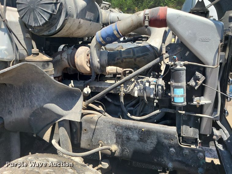 image for item MG9610 2002 Mack CV713  semi truck