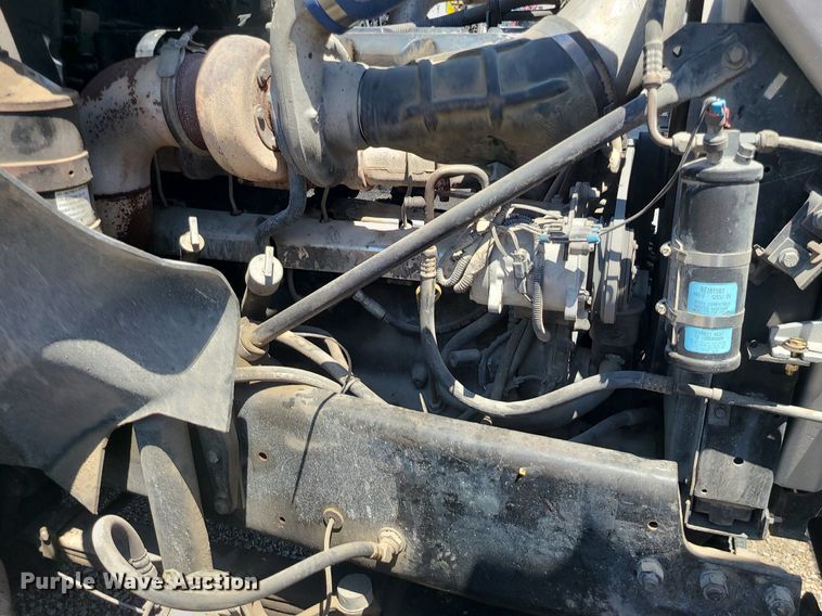 image for item MG9610 2002 Mack CV713  semi truck