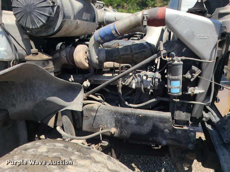 image for item MG9610 2002 Mack CV713  semi truck