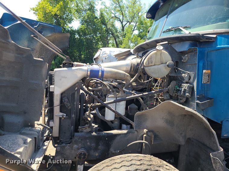 image for item MG9610 2002 Mack CV713  semi truck