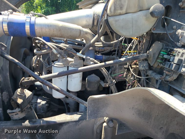 image for item MG9610 2002 Mack CV713  semi truck