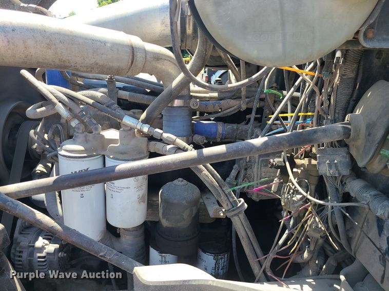 image for item MG9610 2002 Mack CV713  semi truck