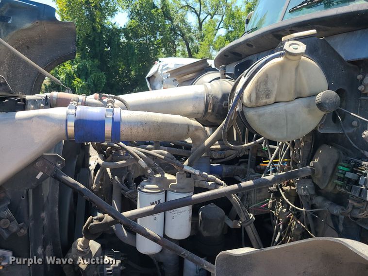 image for item MG9610 2002 Mack CV713  semi truck