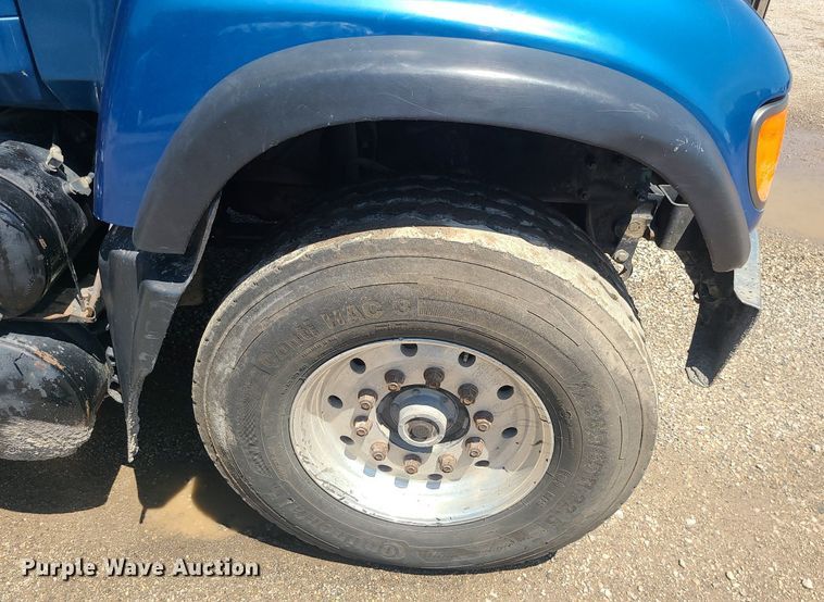 image for item MG9610 2002 Mack CV713  semi truck