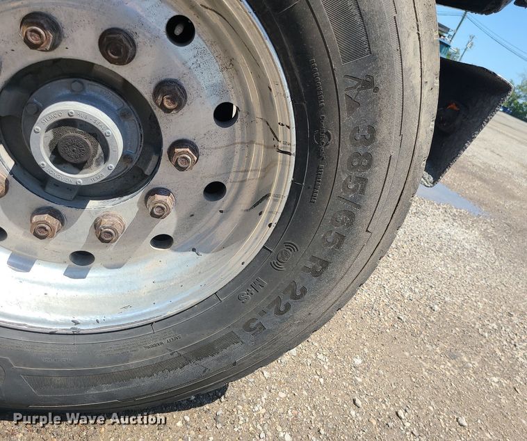 image for item MG9610 2002 Mack CV713  semi truck