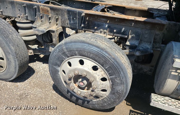 image for item MG9610 2002 Mack CV713  semi truck