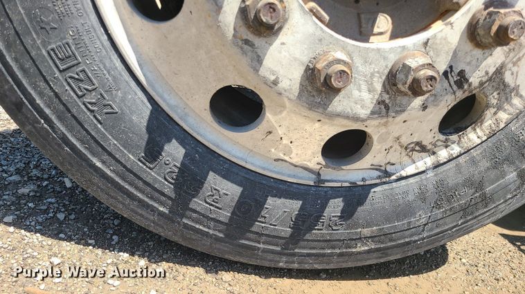 image for item MG9610 2002 Mack CV713  semi truck