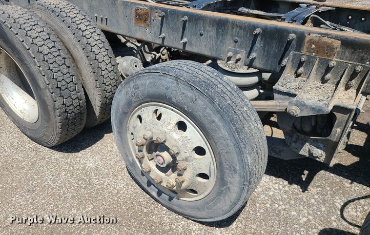 image for item MG9610 2002 Mack CV713  semi truck