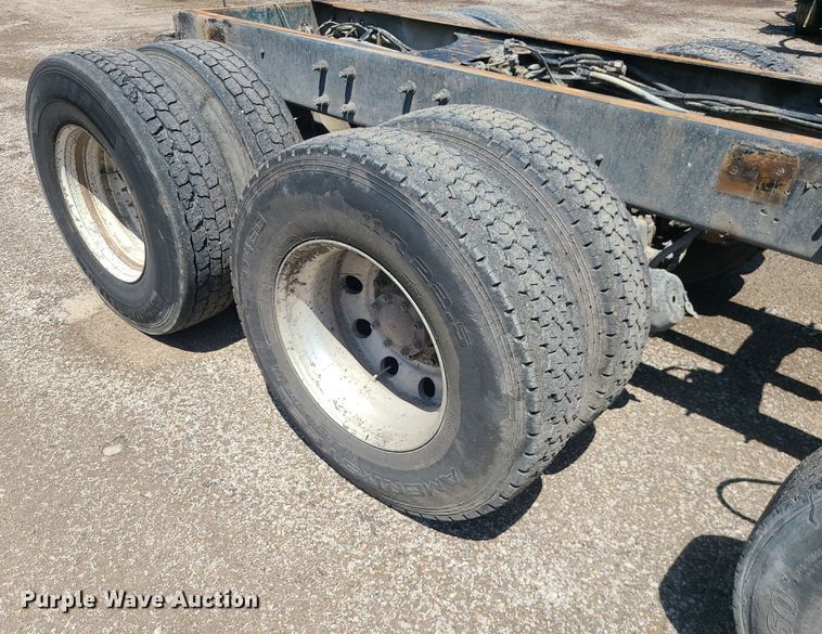 image for item MG9610 2002 Mack CV713  semi truck