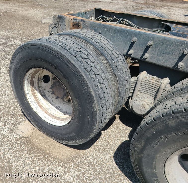 image for item MG9610 2002 Mack CV713  semi truck