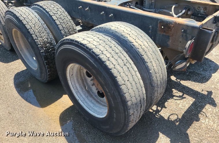 image for item MG9610 2002 Mack CV713  semi truck