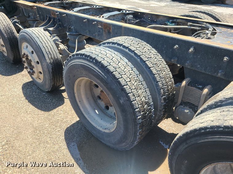 image for item MG9610 2002 Mack CV713  semi truck