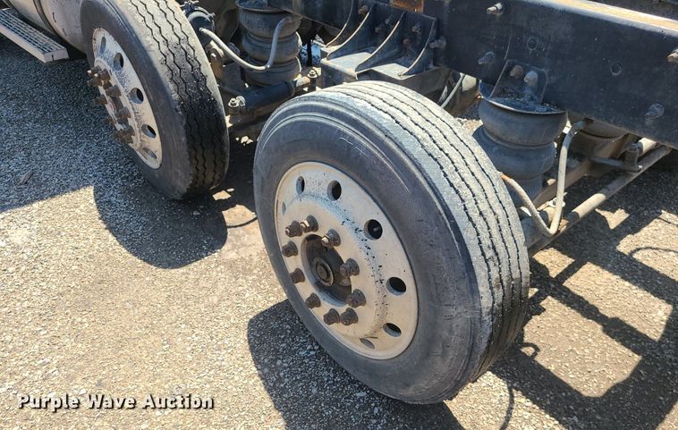 image for item MG9610 2002 Mack CV713  semi truck