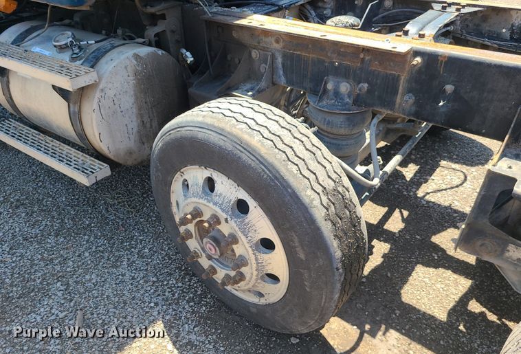 image for item MG9610 2002 Mack CV713  semi truck