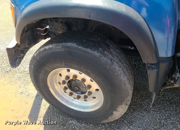 image for item MG9610 2002 Mack CV713  semi truck