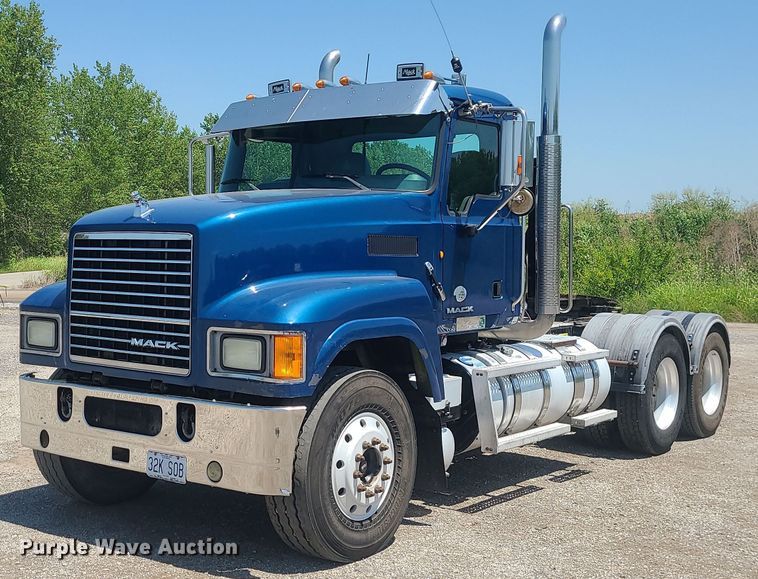 image for item MG9613 2014 Mack CHU613  semi truck