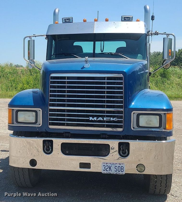 image for item MG9613 2014 Mack CHU613  semi truck