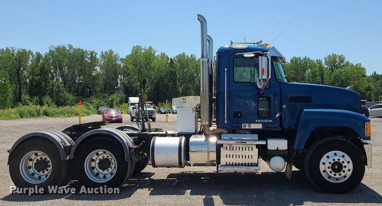 image for item MG9613 2014 Mack CHU613  semi truck