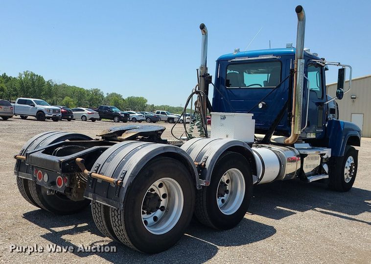 image for item MG9613 2014 Mack CHU613  semi truck