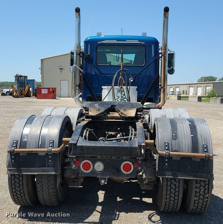 image for item MG9613 2014 Mack CHU613  semi truck