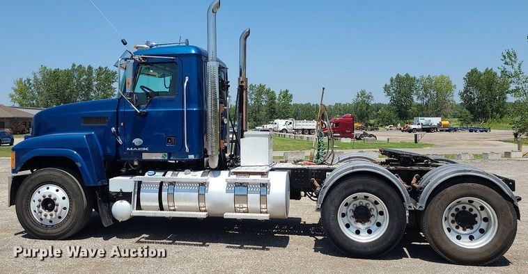 image for item MG9613 2014 Mack CHU613  semi truck