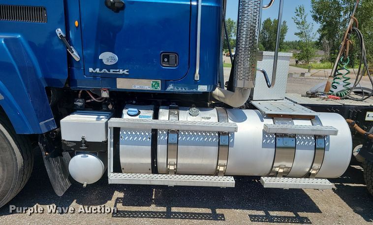 image for item MG9613 2014 Mack CHU613  semi truck