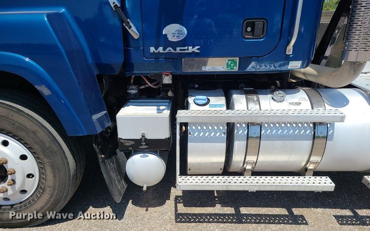 image for item MG9613 2014 Mack CHU613  semi truck