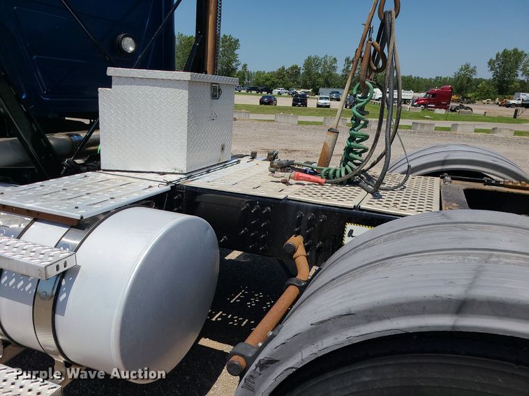 image for item MG9613 2014 Mack CHU613  semi truck